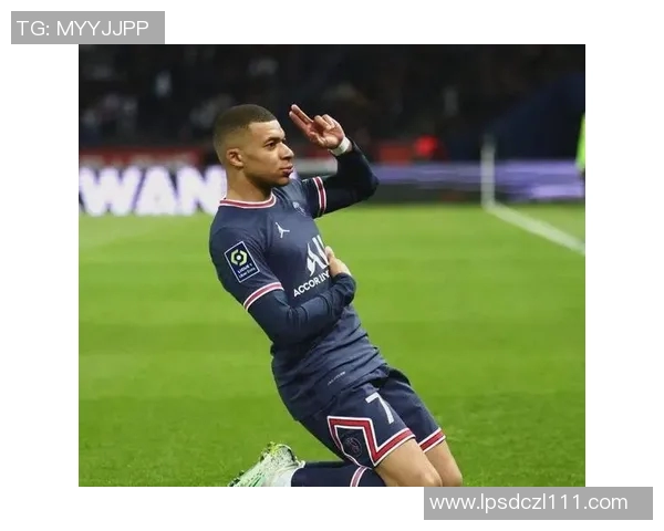 现役足球明星风采全解析 揭秘足坛顶尖球员的训练与比赛背后故事