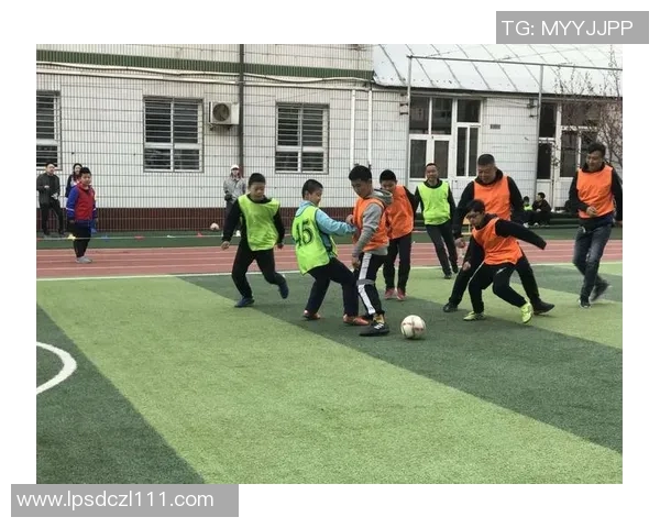 足球场上魅力四射的女球星们她们不仅实力强大更具独特魅力